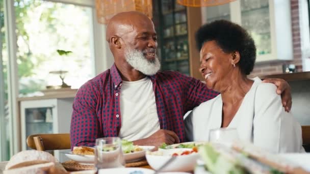 Mencintai Pasangan Senior Duduk Meja Rumah Bersama Sama Menikmati Makan — Stok Video