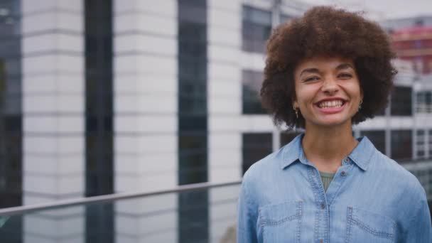 Modern Ofis Binasının Önünde Gülümseyen Genç Kadınının Portresi Ağır Çekimde — Stok video