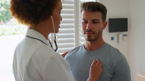 Kvinnlig Sjuksköterska Uniform Lyssnar Manliga Patientens Bröst Privat Sjukhusrum Skjuten — Stockvideo
