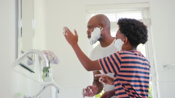 Ayah Dan Anak Rumah Bersenang Senang Bermain Dengan Busa Cukur — Stok Video