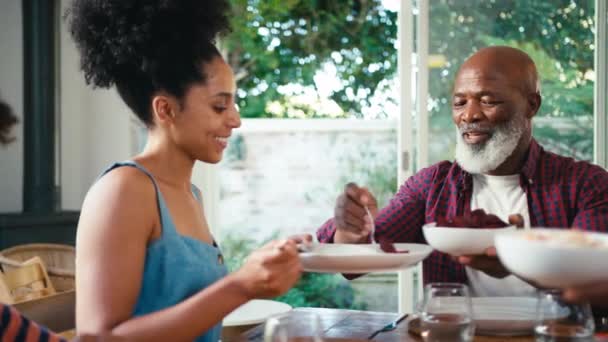 Nahaufnahme Einer Mehrgenerationenfamilie Die Hause Tisch Sitzt Und Essen Serviert — Stockvideo