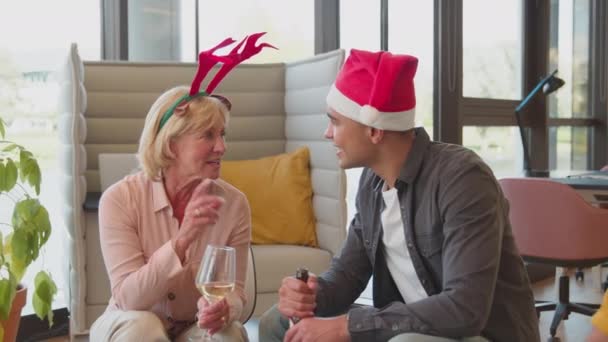 Personale Fejrer Med Julefrokost Kontor Dressing Iført Rensdyrgevir Santa Hat – Stock-video