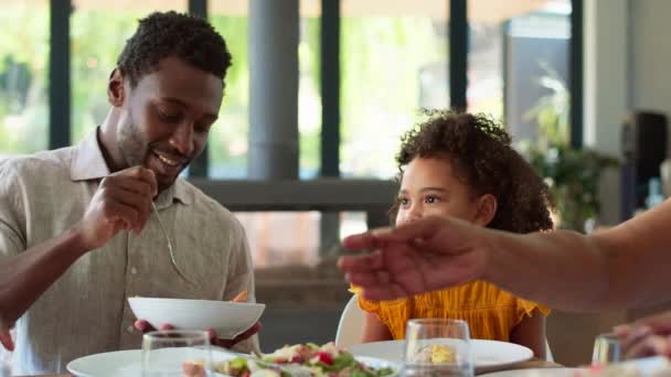 Mehrgenerationenfamilie Sitzt Hause Tisch Und Serviert Essen Aufgenommen Zeitlupe — Stockvideo