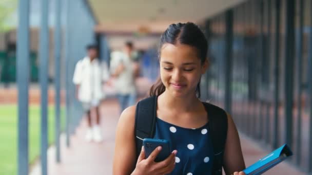 Sınıfların Dışında Yürüyen Kız Lise Öğrencisi Sosyal Medyayı Interneti Yavaş — Stok video