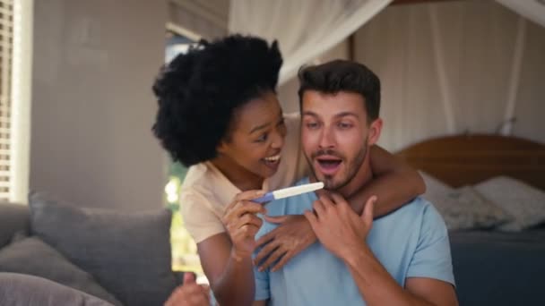在卧室里兴奋的夫妇庆祝怀孕测试结果呈阳性 慢镜头拍摄 — 图库视频影像