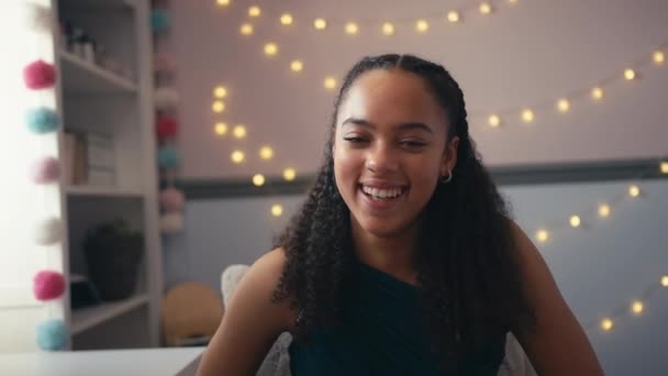 Πορτρέτο Του Γέλιου Έφηβος Κορίτσι Στο Σπίτι Στο Υπνοδωμάτιο Κάθεται — Αρχείο Βίντεο