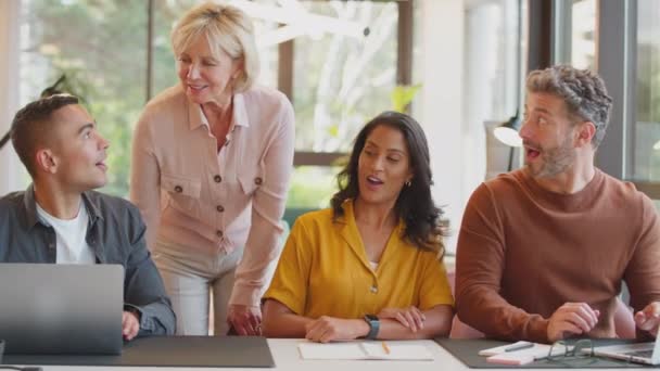 Multikulturelles Business Team Trifft Sich Laptop Modernen Büro Aufgenommen Zeitlupe — Stockvideo