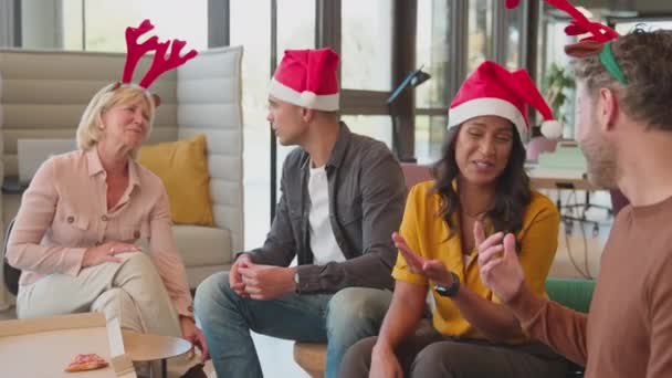 Personel Noel Partisiyle Kutluyor Ren Geyiği Boynuzları Noel Baba Şapkası — Stok video