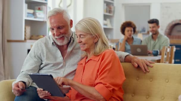 Pasangan Senior Yang Sudah Pensiun Rumah Dengan Kartu Kredit Dan — Stok Video
