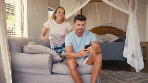 Cuplu Excitat Dormitor Domiciliu Sărbătorind Rezultatul Pozitiv Testului Sarcină Filmat — Videoclip de stoc