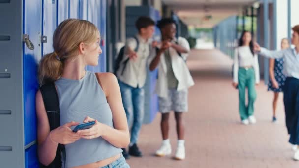 不幸な女子高校生や中学生が教室外の少年たちにいじめられ 教師が介入してゆっくりとした動きで彼女のショットを助ける — ストック動画