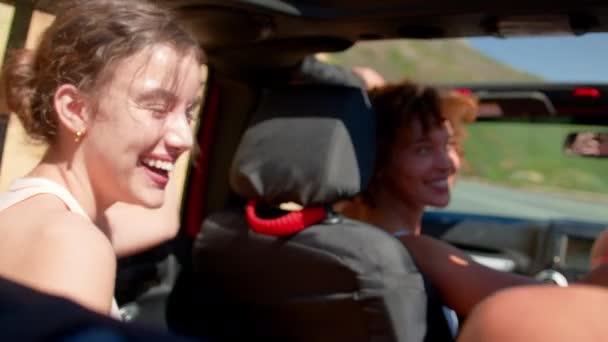 Groep Vrouwelijke Vrienden Open Top Auto Lachen Reis Door Het — Stockvideo