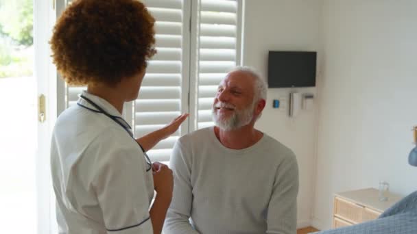 Pielęgniarka Mundurze Przekazująca Starszemu Pacjentowi Dobre Wieści Prywatnym Pokoju Szpitalnym — Wideo stockowe