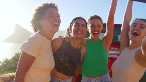 Przyjaciółki Pozujące Selfie Śmiejące Się Przed Samochodem Wycieczce Wsi Kręcone — Wideo stockowe