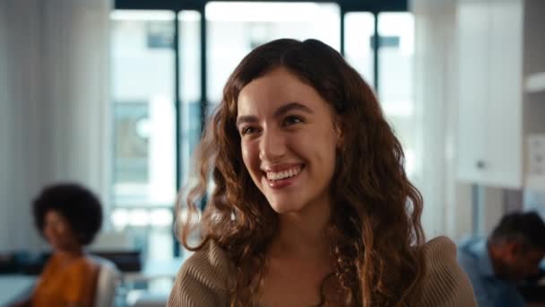 Modern Ofiste Ağır Çekimde Çekilmiş Gülümseyen Genç Bir Kadını Portresi — Stok video