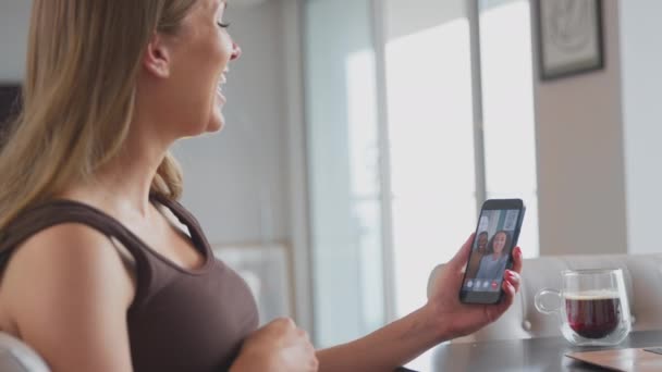 Вагітна Жінка Рукою Животі Вдома Робить Відеодзвінок Друзям Мобільний Телефон — стокове відео