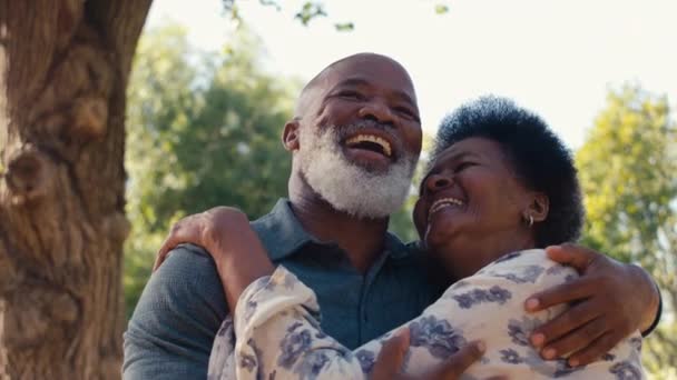 Milující Starší Pár Venku Zahradě Objímání Usmívání Záběr Zpomaleném Filmu — Stock video