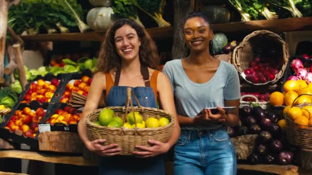 Retrato Dos Mujeres Sonrientes Con Tableta Digital Trabajando Puesto Frutas — Vídeos de Stock
