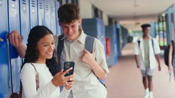Dos Estudiantes Secundaria Secundaria Mirando Las Redes Sociales Internet Teléfono — Vídeos de Stock