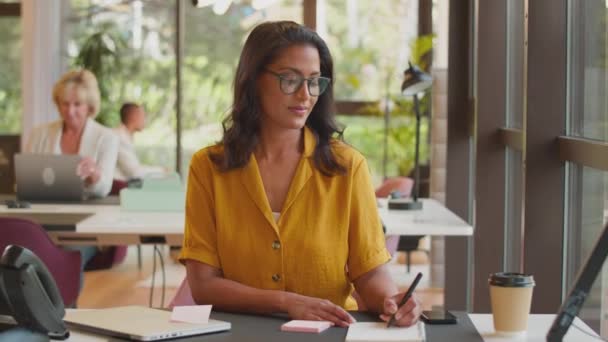 Reife Geschäftsfrau Mit Brille Schreibtisch Modernen Büro Schreibt Ideen Notizbuch — Stockvideo