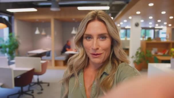 Pov Selfie Portret Dojrzałej Bizneswoman Spaceru Przez Nowoczesne Biuro Rozmowy — Wideo stockowe