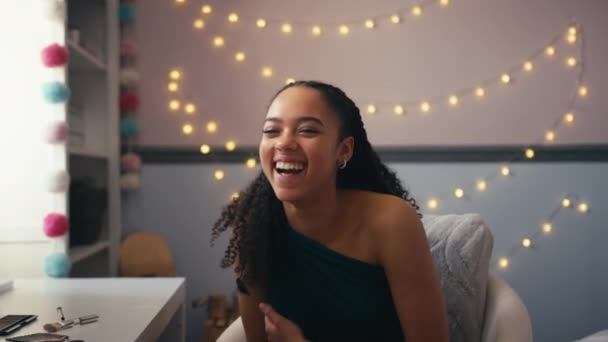 Evde Yatak Odasında Aynada Oturup Balo Gece Çekimlerine Hazırlanan Genç — Stok video