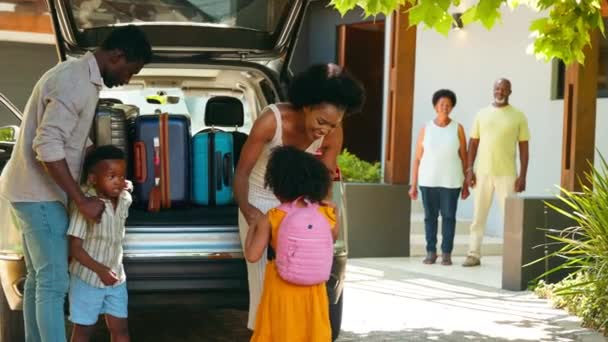 スローモーションで撮影された両親の荷物を荷造りするために到着するので 祖父母が孫に挨拶する家族 — ストック動画