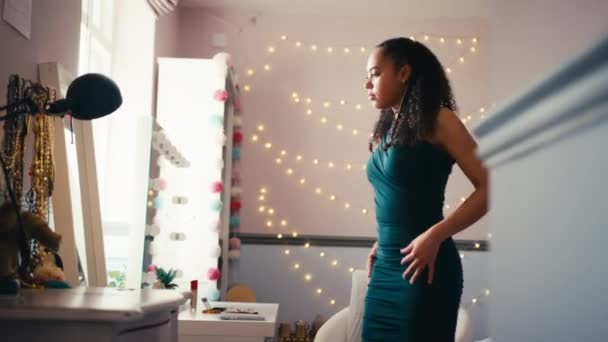 Genç Kız Yatak Odasında Aynadaki Yansımayı Kontrol Ediyor Mezuniyet Balosuna — Stok video