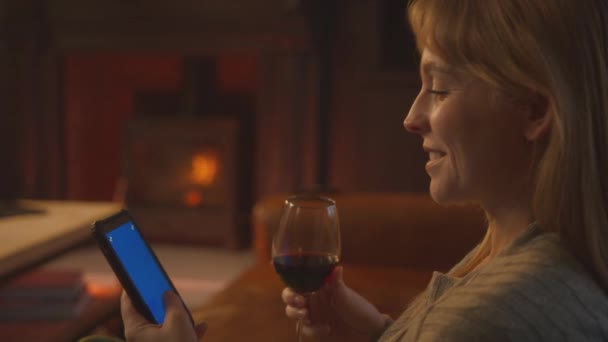 Kanepede Oturan Bir Kadının Evinde Battaniyeyle Mavi Ekran Cep Telefonuna — Stok video