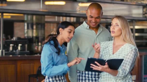 Equipe Funcionários Multiculturais Trabalhando Restaurante Café Olhando Para Tablet Digital — Vídeo de Stock