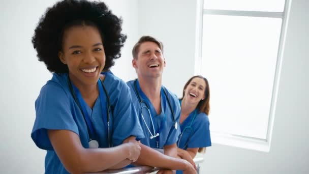 Porträt Eines Lächelnden Multikulturellen Ärzteteams Mit Peelings Das Sich Das — Stockvideo