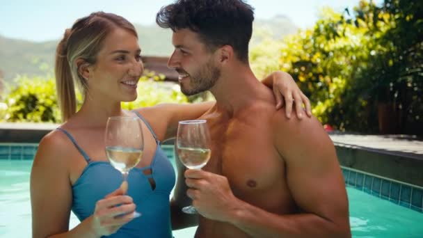 Uśmiechnięta Romantyczna Para Wakacjach Basenie Pijąca Razem Wino Podczas Przytulania — Wideo stockowe