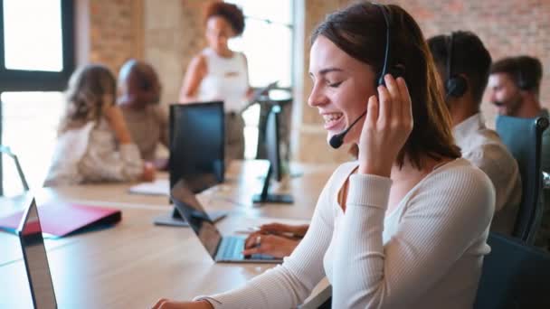 商业团队中的女商人头戴耳机在顾客支持中心 慢镜头拍摄 — 图库视频影像