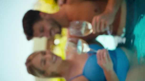 Κατακόρυφο Βίντεο Χαμογελαστό Ζευγάρι Διακοπές Στην Πισίνα Πίνοντας Κρασί Και — Αρχείο Βίντεο