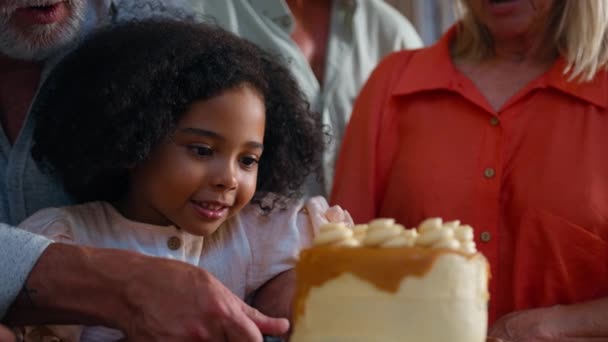 Wnuczka Krojąca Kawałek Ciasta Jako Wielopokoleniowa Rodzina Świętuje Swoje Urodziny — Wideo stockowe