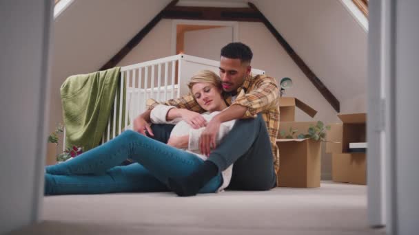 Casal Amoroso Esperando Bebê Abraçando Berçário Nova Casa Juntamente Com — Vídeo de Stock
