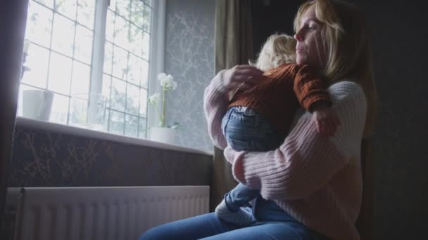 Mãe Infeliz Abraçando Filho Casa Sentado Lado Radiador Durante Custo — Vídeo de Stock