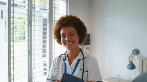 Portrait Une Infirmière Souriante Portant Uniforme Avec Tablette Numérique Dans — Video