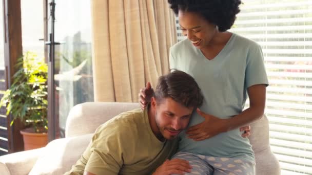 Pareja Con Una Mujer Embarazada Dormitorio Casa Con Hombre Escuchando — Vídeos de Stock