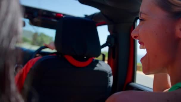 オープントップカーの日差しを通して手を置く女性の友人のグループ 田舎を介して道路旅行で笑う スローモーションで撮影 — ストック動画