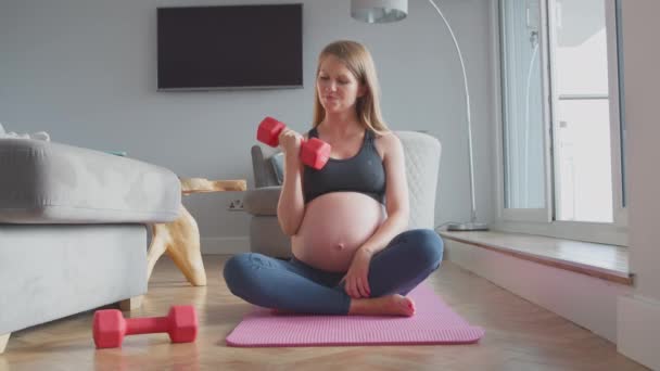 Mujer Embarazada Ropa Fitness Casa Sentada Esterilla Haciendo Ejercicio Con — Vídeos de Stock