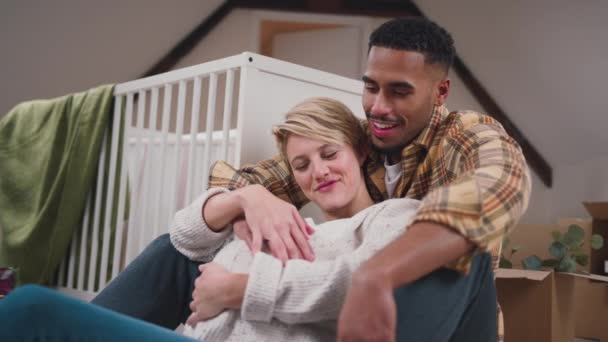 Sevgi Dolu Bir Çift Yeni Evin Kreşinde Bebek Kucaklaşması Bekliyor — Stok video