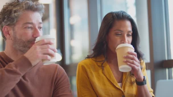Dojrzały Mężczyzna Biznesmen Przynosi Kawę Wynos Dla Koleżanki Jak Mają — Wideo stockowe
