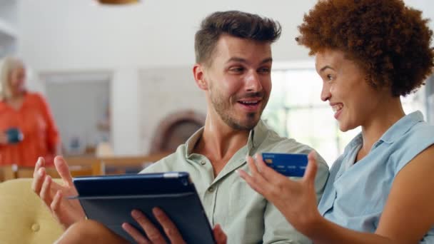 Evde Kredi Kartı Dijital Tabletle Kutlama Yapan Çift Büyük Alışverişler — Stok video