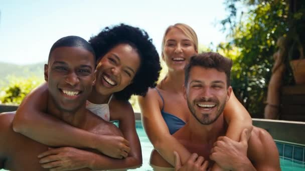 Χαμογελαστή Ομάδα Φίλων Διακοπές Στην Πισίνα Τους Άνδρες Δίνουν Στις — Αρχείο Βίντεο