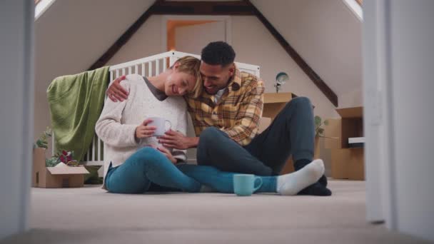 Pár Očekávají Dítě Teplými Nápoji Jeslích Nového Domova Spolu Pohybem — Stock video