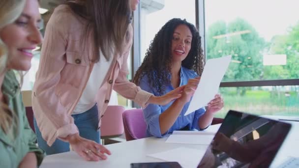 Kamera Çok Kültürlü Kadın Adamları Toplantısından Geri Çekiliyor Modern Ofiste — Stok video