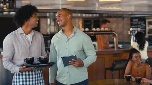 Restoranda Kafede Çalışan Erkek Personel Portresi Elinde Sıcak Içecekler Arka — Stok video