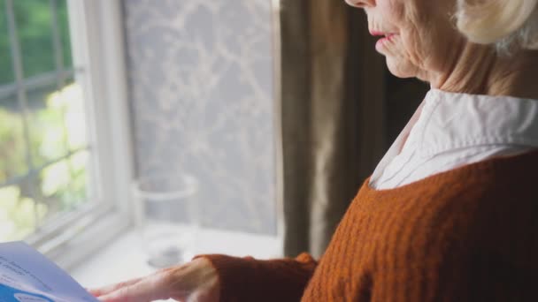 Senior Kvinna Står Vid Fönstret Hemma Öppna Brittiska Energiräkningen Levnadskostnaderna — Stockvideo