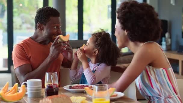 Familie Frühstückt Mit Eltern Und Tochter Heimischen Tisch Und Macht — Stockvideo